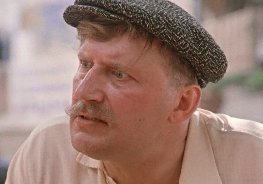 Он ломает, я чиню... © Рукастый Савва Игнатич. Кадр из фильма "Покровские ворота"