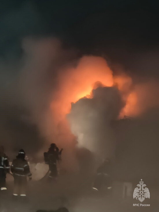     Бытовка загорелась в Комсомольска-на-Амуре. ФОТО: ГУ МЧС по Хабаровскому краю