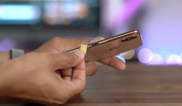    В российских магазинах могут быть iPhone, которые из коробки имеют сим-карту. Это нормально