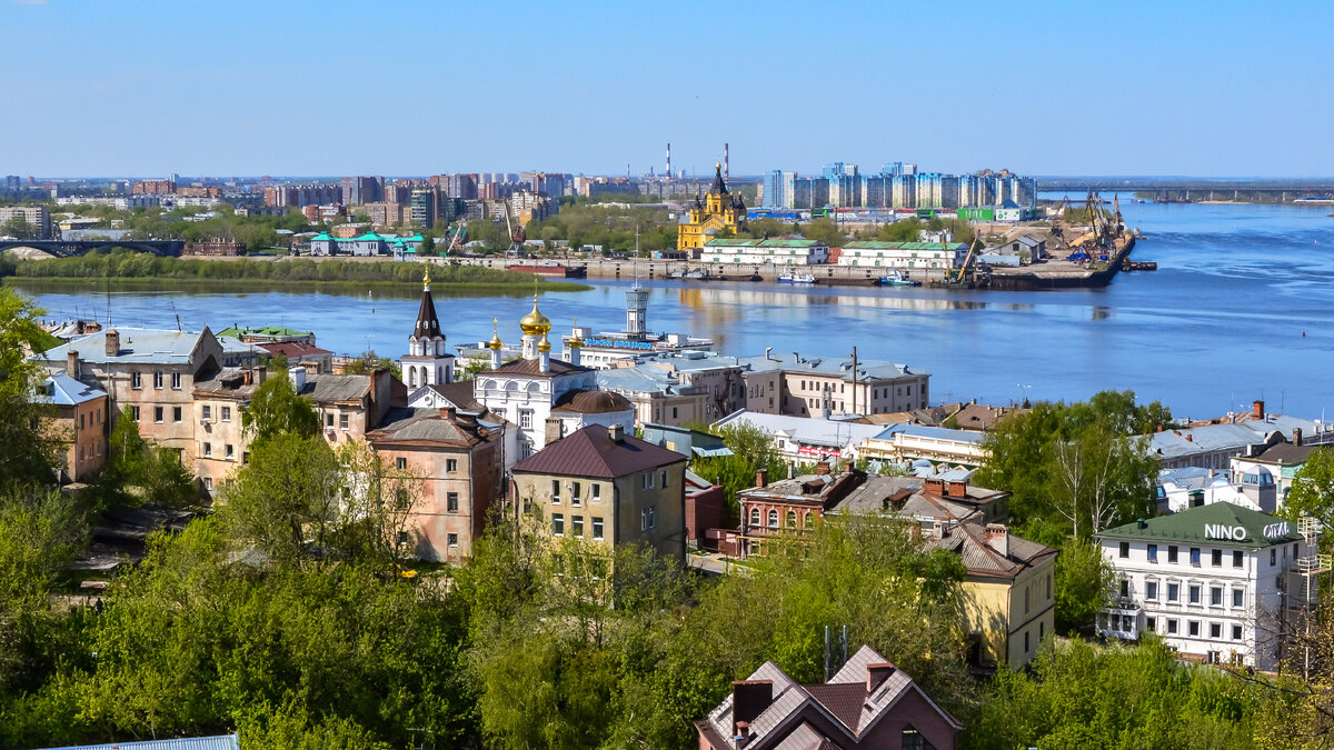 Вид на Стрелку - место слияния Оки и Волги. Зрелище грандиозное и волнительное! И купола, купола, купола...