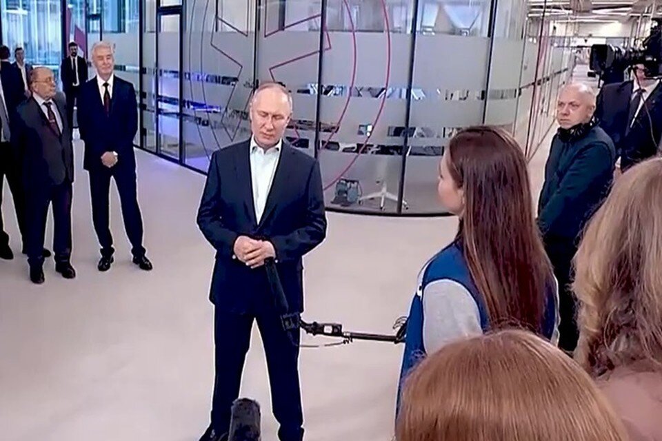     Девушка из Краснодара пообщалась с Путиным о работе и мероприятиях. Фото: kremlin.ru