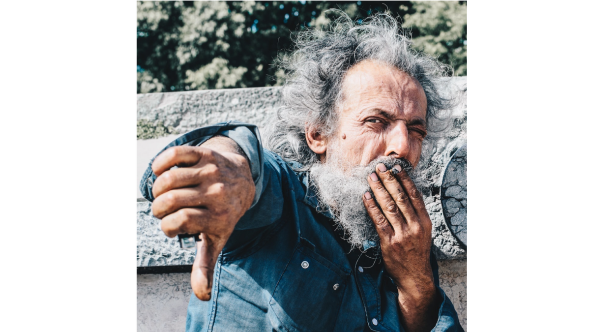 Бомж. Очень похож на моего персонажа.