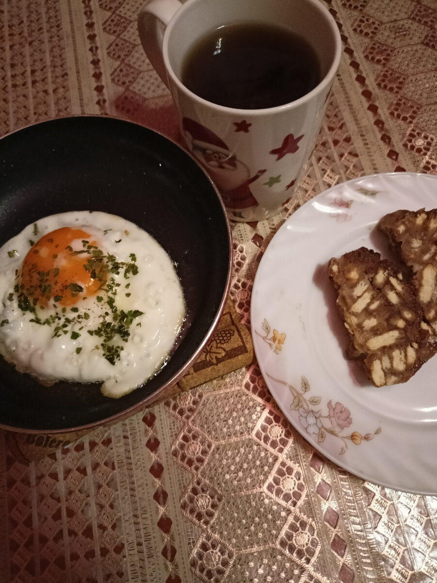 Глазунья, чай и шоколадная колбаса.