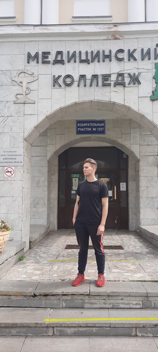 Эту фотка как раз сделана после сдачи документов. Больше студенческих фоток нет. Эх... жаль... такое весёлое время было бы...