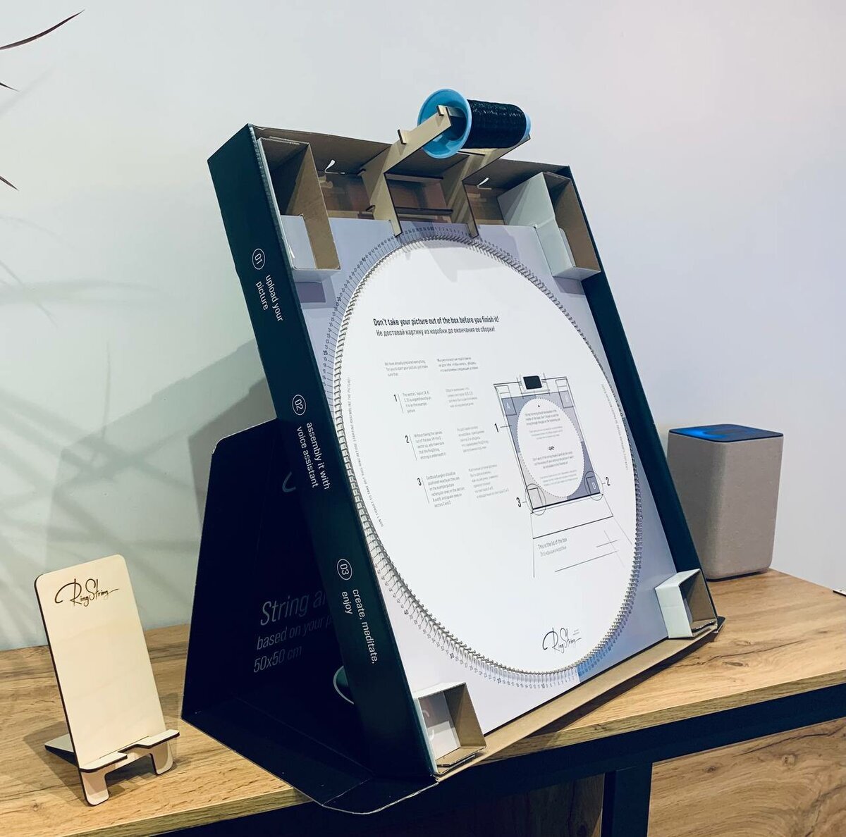 Ловким движением руки коробка превращается в мольберт, и набор готов к творчеству.