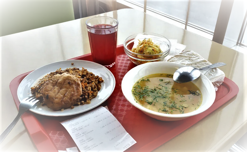 Фото типичного столовского обеда на типичном столовском разносе. Но бывает так необходимого в течении дня для поддержания человеческих сил.