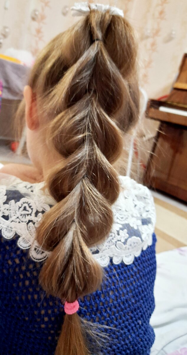 Фото автора такую косу плела и с двух сторон на резиночках, тоже получается красиво. 