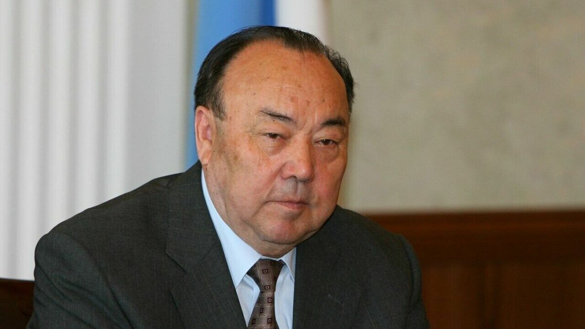     Смерть первого президента Башкортостана осталась бы почти незамеченной на федеральном уровне, не явись на его похороны глава государства. Один из самых влиятельных политиков России начала тысячелетия скончался в информационном забвении. О причинах этого — в материале редакции.