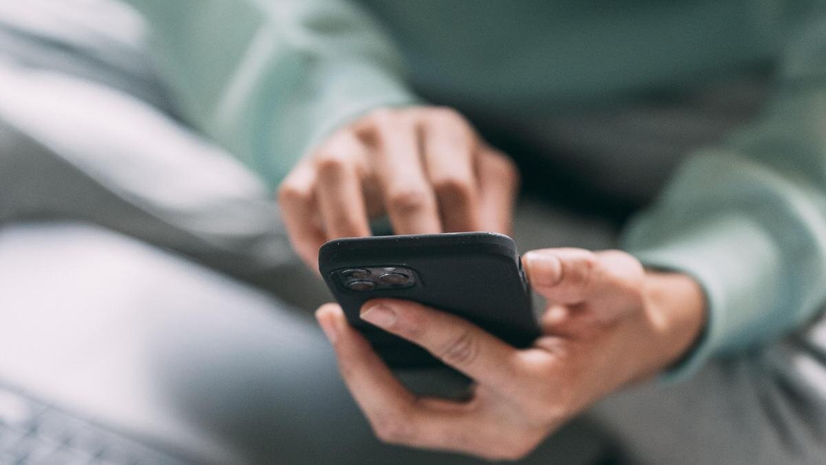    Девушка держит в руках телефон:pexels.com