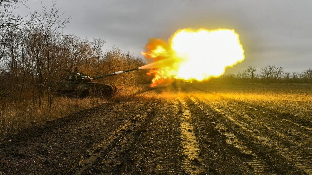    Боевая работа танка Т-72 в южном секторе в ходе специальной военной операции© РИА Новости