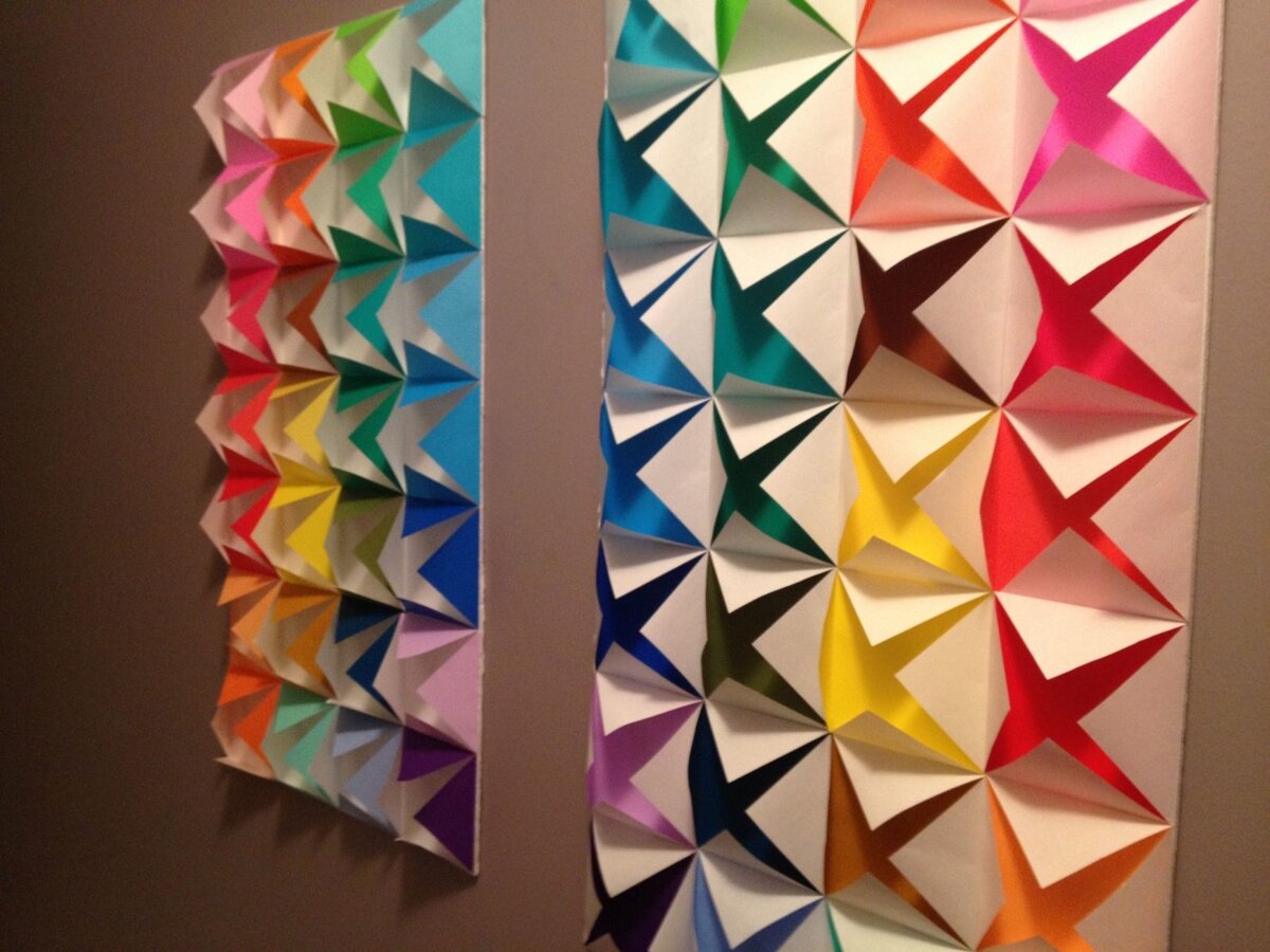 10 идей декора для стен из цветной бумаги