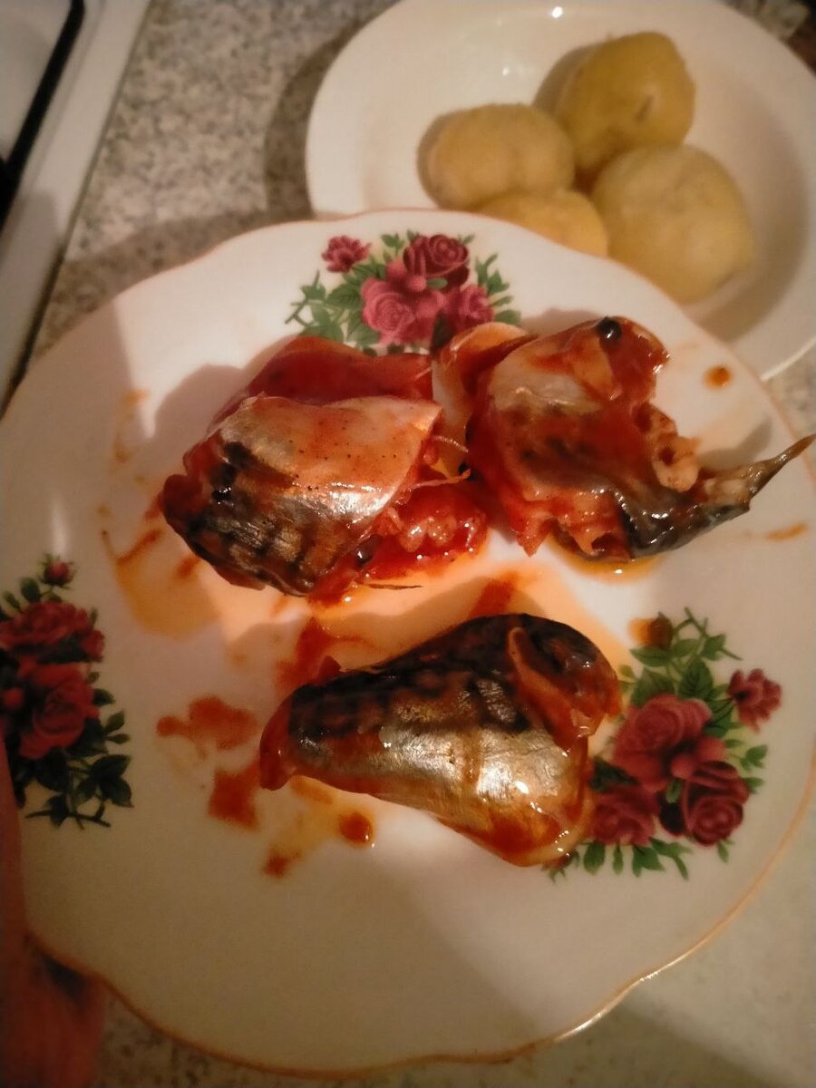 Готовое блюдо. Картошка в мундире к нему идеально подходит)) Но лучше скумбрию разделать на филе, так вкуснее и быстрее просаливается))