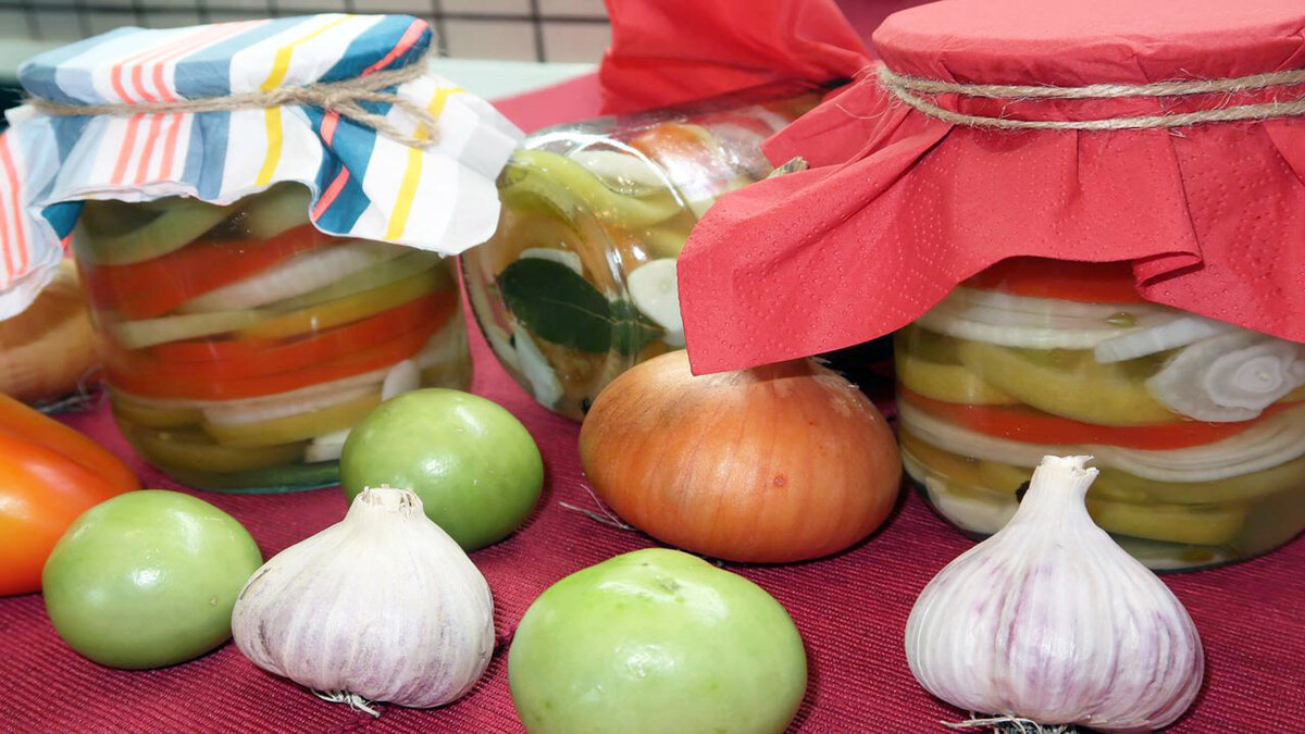 Салат из зеленых помидоров: рецепт вкусной заготовки на зиму