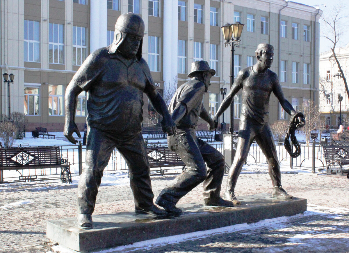 Памятник его незабываемым персонажам - Трусу, Балбесу и Бывалому