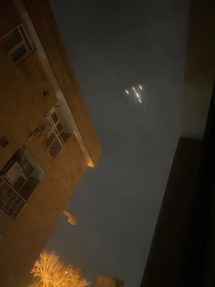 Иранский истребитель в небе над Тегераном после воздушной атаки. Источник: imagizer.imageshack.com.
