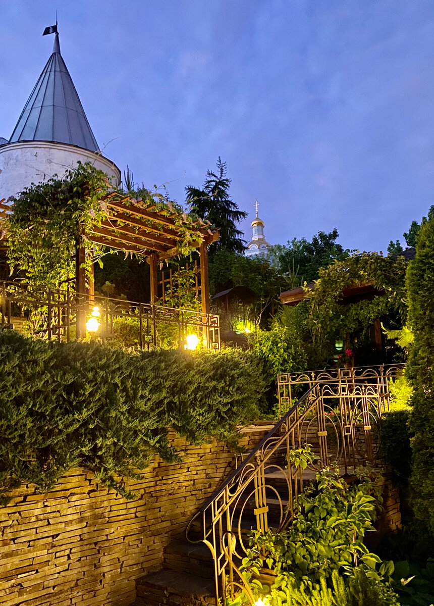 2. В галерее 5 фото, листайте