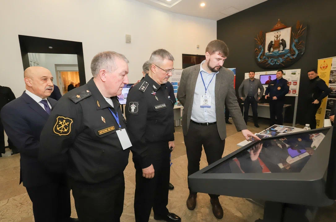 Директор ДК МО РФ Артём Горный (в центре) ознакомился с новинками в музейных технологиях