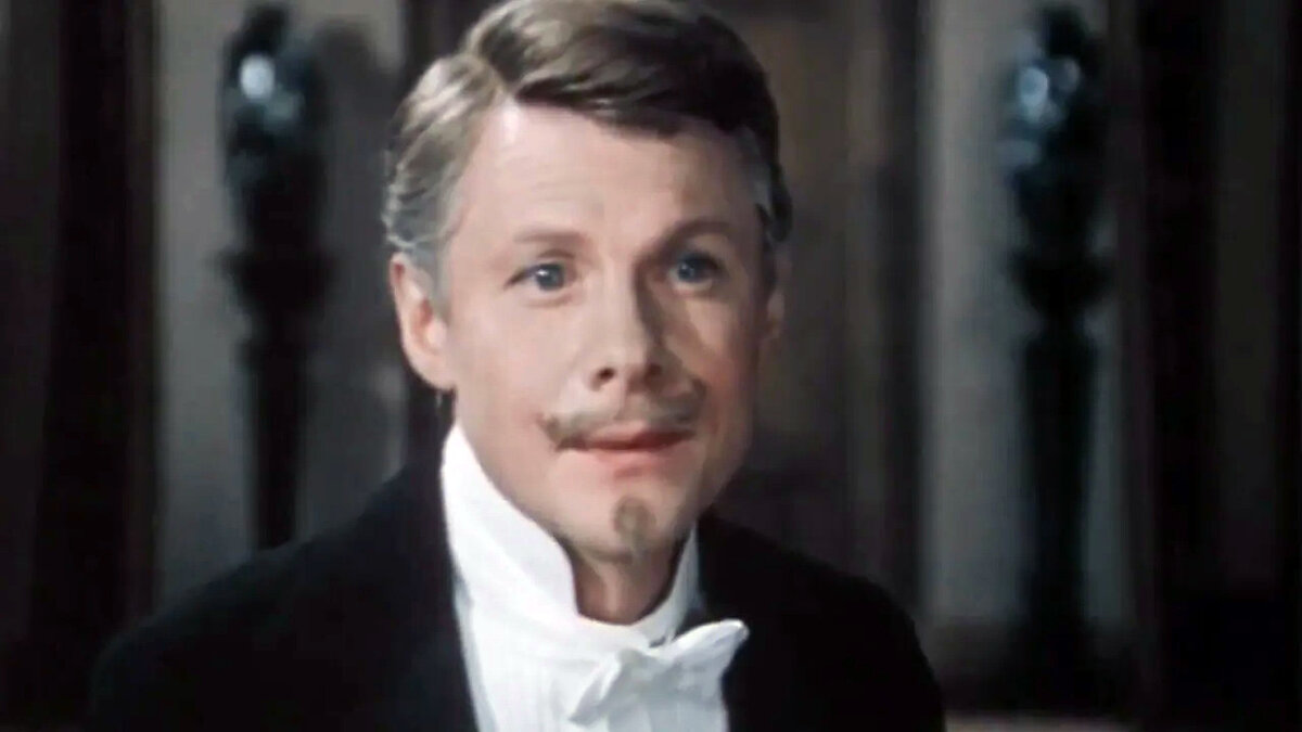 Виталий Соломин в роли Фалька, друга Генриха, директора театра в фильме режиссера Яна Фрида "Летучая мышь". 