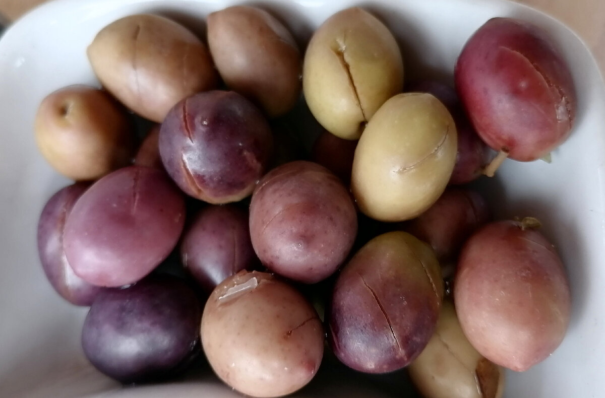 Самое интересное, что дома мы оливки не едим. Я даже их не покупаю. А вот в ресторане они очень даже заходят.