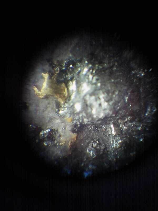Рудное золото под бинокуляром.