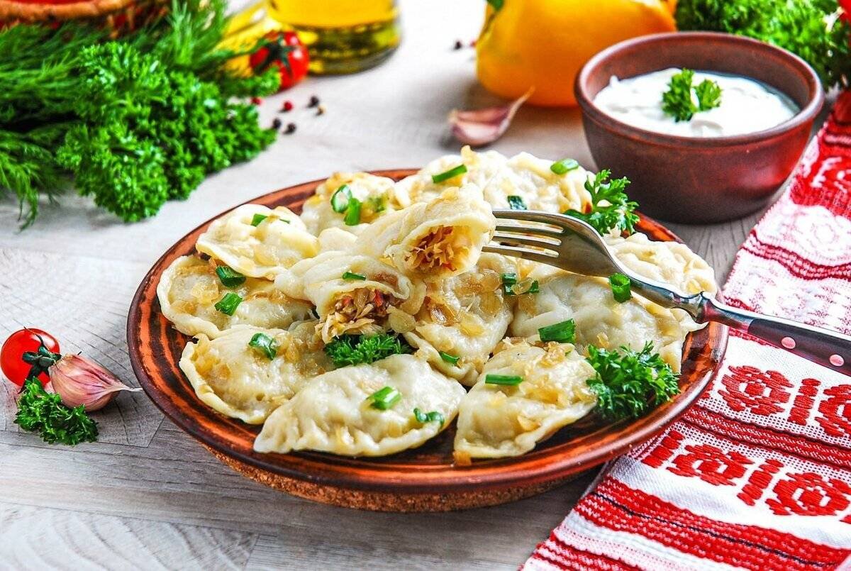 Автор и правообладатель данного изображения: https://uzbek-culinar.ru/vareniki-s-kvasenoj-kapustoj-vkusnyj-recept-s-posagovym-foto/