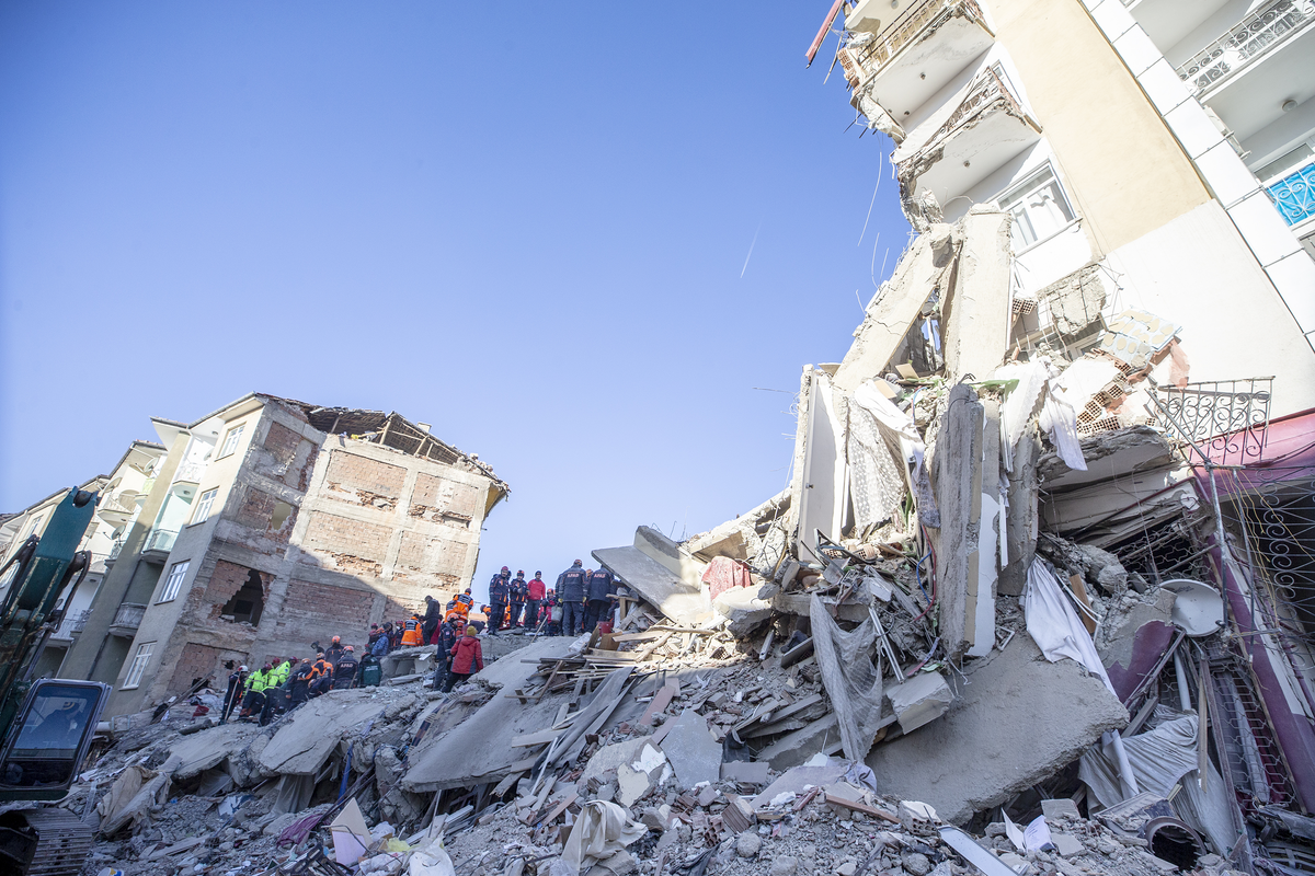 Странности опустошительного землетрясения, потрясшего Турцию и Сирию, были заметны от самого начала.