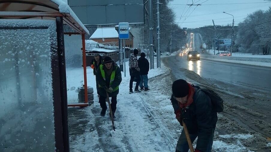     Цены на такси в утренний час-пик в Ростове выросли почти втрое из-за непогоды, следует из данных приложения агрегатора такси.