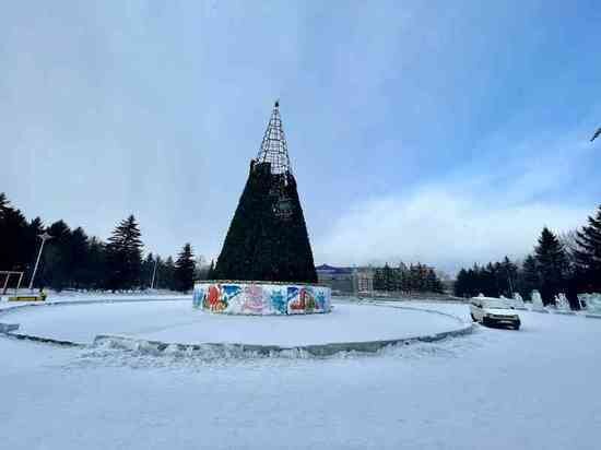    Елку и ледовый городок начали демонтировать в центре Биробиджана. ФОТО: мэрия Биробиджана