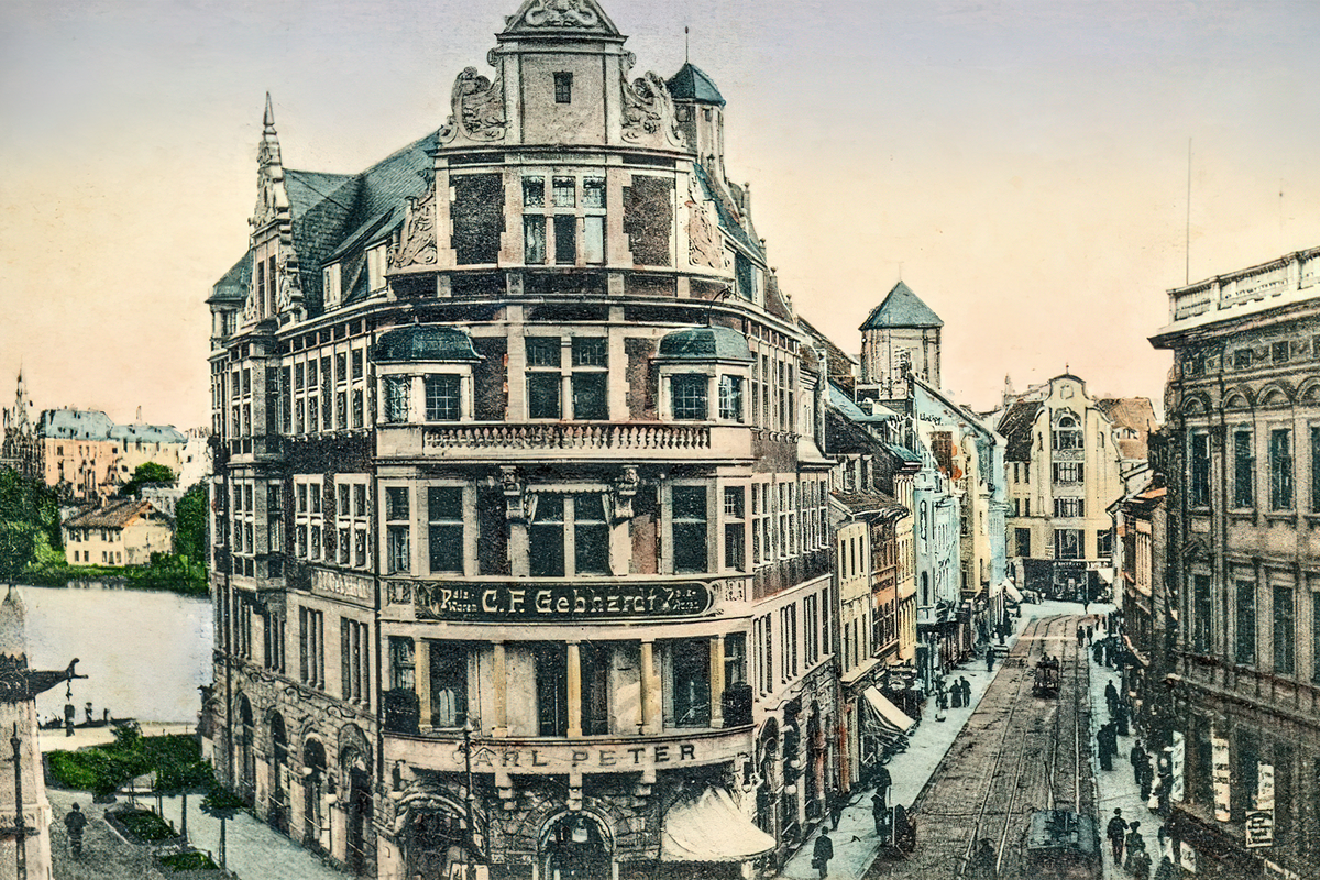 Начало Французской улицы, Geschaeftshaus Carl Peter II, 1905 г. Сейчас бы мы это здание назвали "бизнес-центр".  