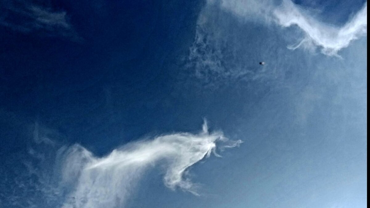 НЛО среди облаков на чистом небе. 