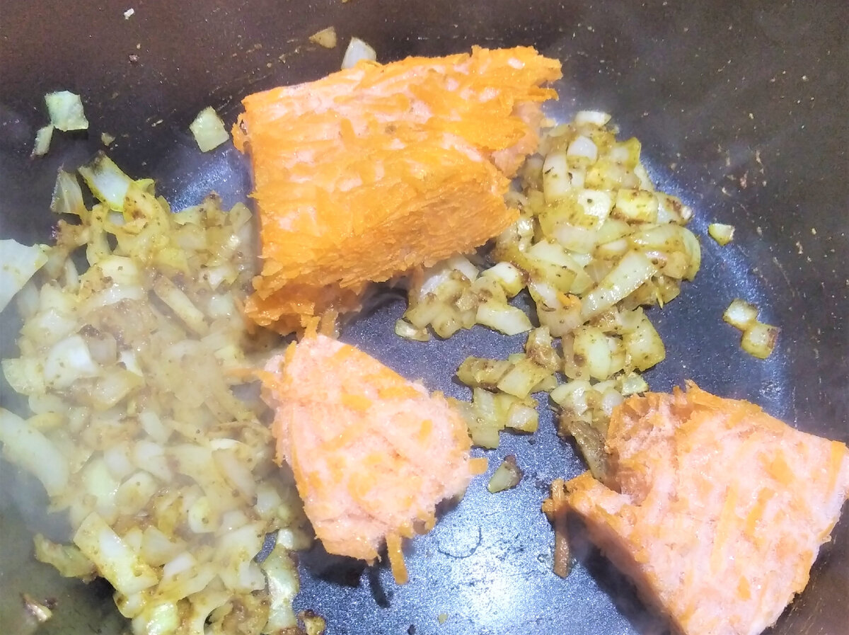 Далее добавить морковь и помидор и еще обжарить 5 минут