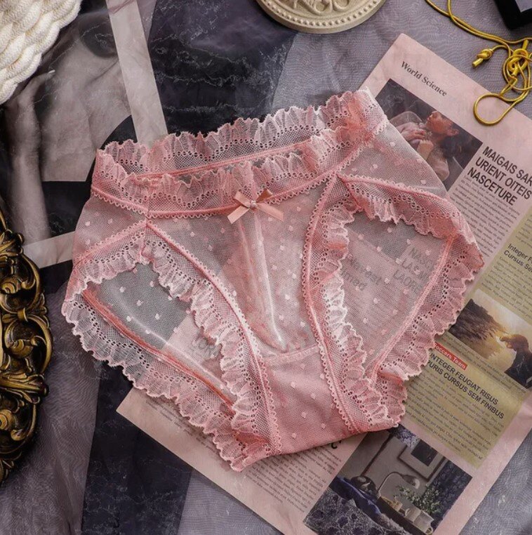 Кружевные прозрачные женские трусики стали популярным выбором среди женщин всех возрастов и размеров.