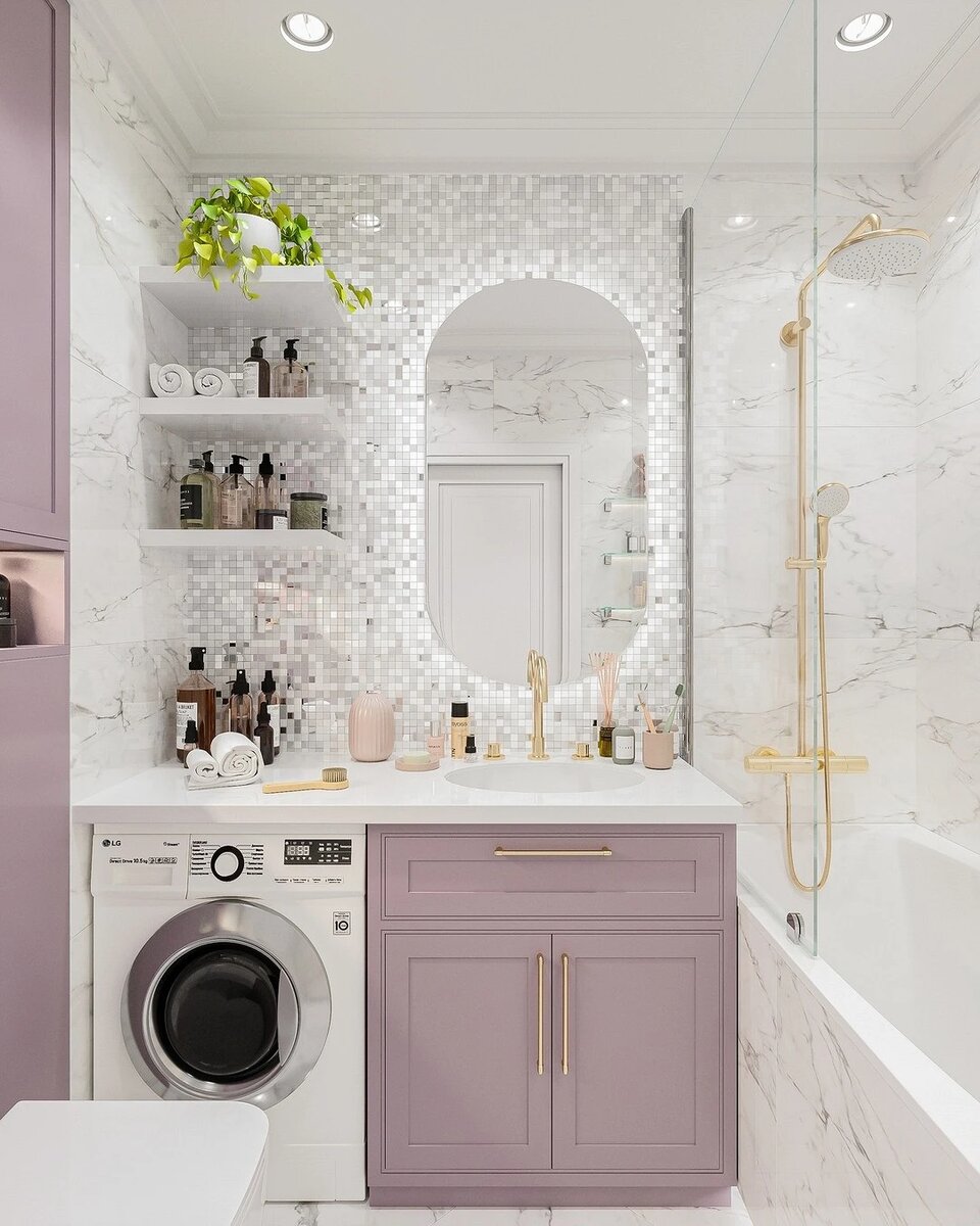 Чтобы стереть границы комнаты, используйте однотонную мозаику либо кабанчик светлого оттенка. А чтобы не утомлять глаза мелким рисунком, можно сочетать мелкую мозаику с керамикой среднего или крупного формата. (Фото взято из открытого источника)