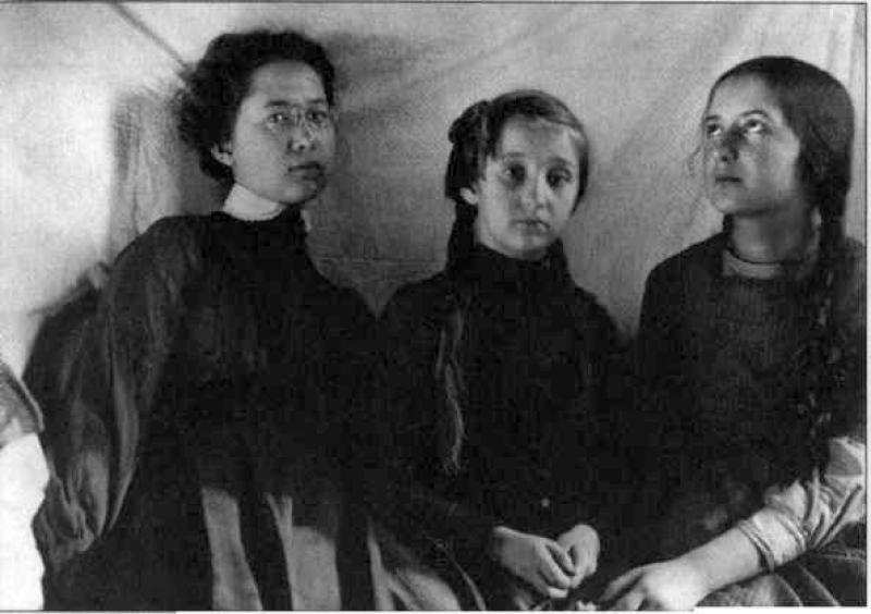 Сёстры Суок (слева направо): Лидия, Серафима, Ольга. 