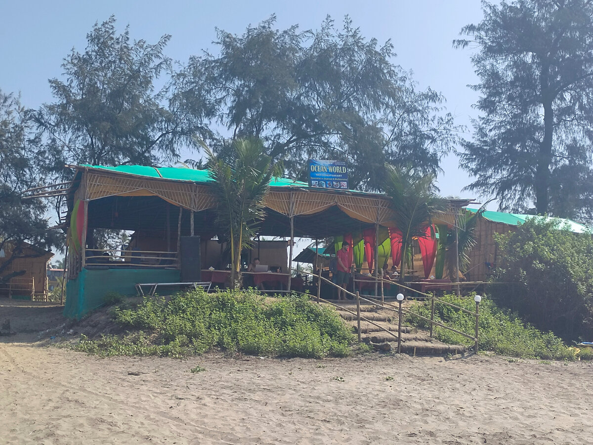 Шек, по бокам бунгало