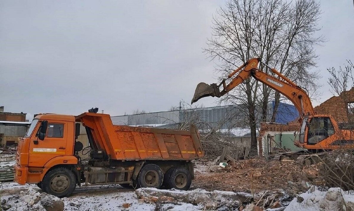 В Великом Новгороде начались подготовительные работы к строительству промышленного Технопарка «Трансвит».                                                                                                                   – “Коллеги очищают территорию под будущие объекты, прокладывают временные коммуникации”, – сообщил 14 февраля, на своей странице в ВКонтакте министр инвестиционной политики региона Денис Леонидович Носачёв. – “Следующий шаг – заливка фундамента.”
Промышленный технопарк федерального уровня в Великом Новгороде создают в рамках нацпроекта «Малое и среднее предпринимательство и поддержка индивидуальной предпринимательской инициативы». Он призван решить одну из проблем Великого Новгорода – отсутствие современных площадей для малых высокотехнологичных компаний.                                                                                                                               Работы идут за счёт федерального бюджета и средств инвестора.
–“ Проект предусматривает расширение площадей действующего регионального технопарка”, – отметил Денис Носачёв. – До конца 2024 года будет построено свыше 6 тысяч квадратных метров дополнительных площадей для резидентов, инжиниринговый центр, конгрессно-выставочный зал.
Сегодня в технопарке «Трансвит» работают 18 резидентов, девять из которых заняли эту площадку в 2022 году. Среди них – производители медицинского оборудования, спортивной и верхней одежды, электрической аппаратуры, строительных металлических конструкций, деревянных изделий.
