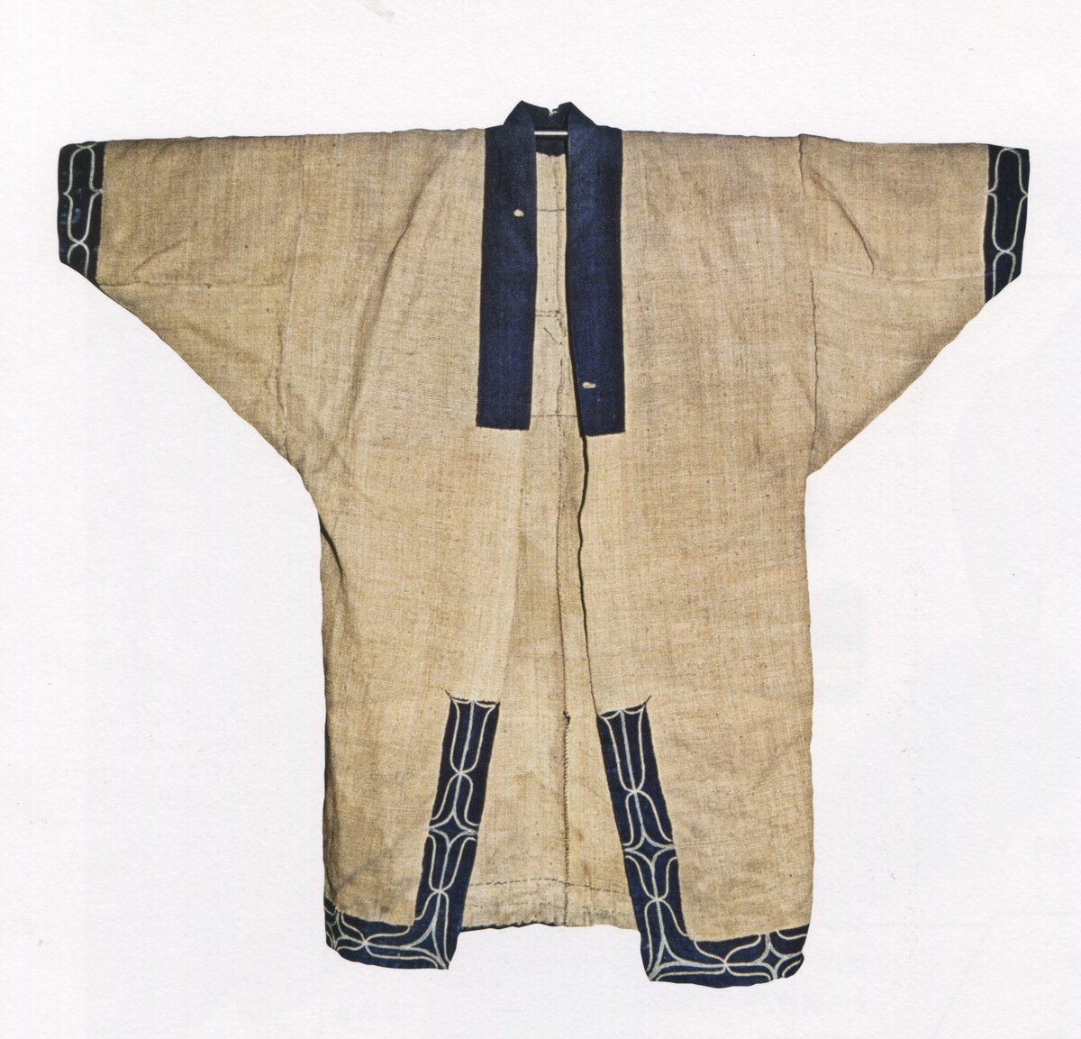 Аттус — сегодня считается "национальной" одеждой айнов. Источник: МАЭ РАН. 