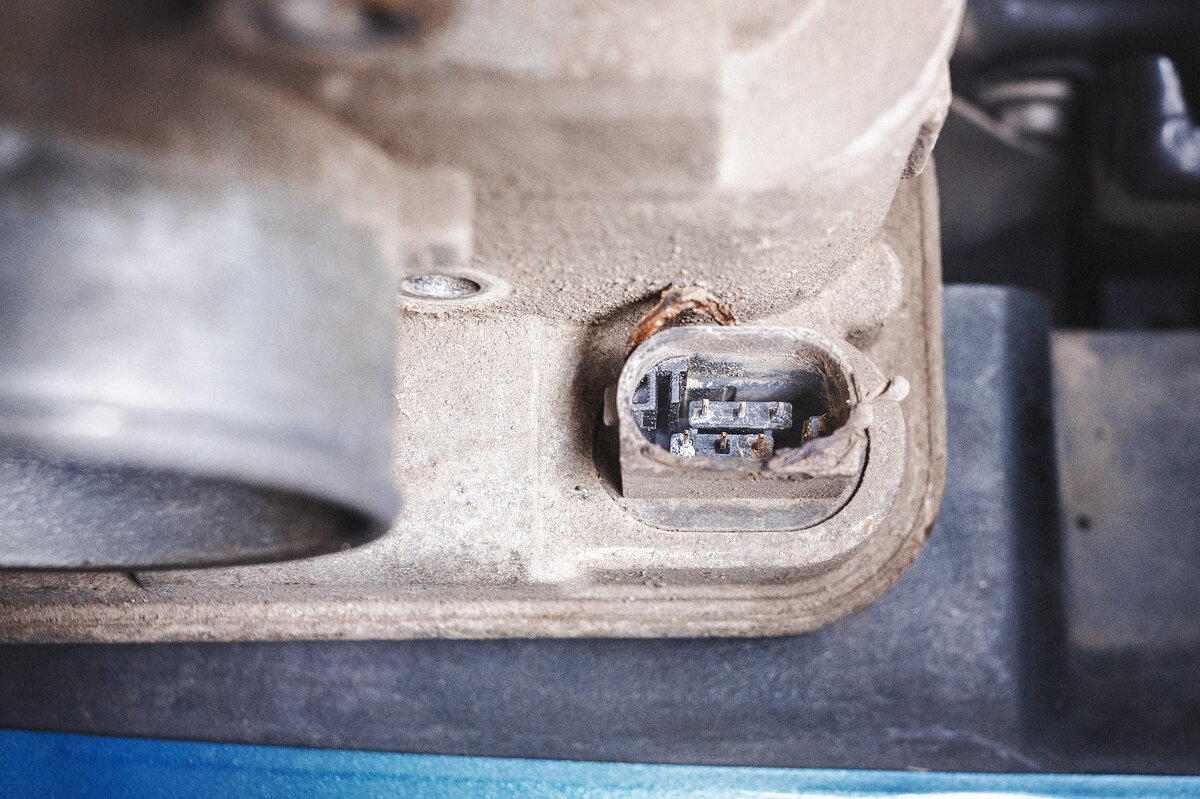 Следы коррозии на пинах дроссельной заслонки