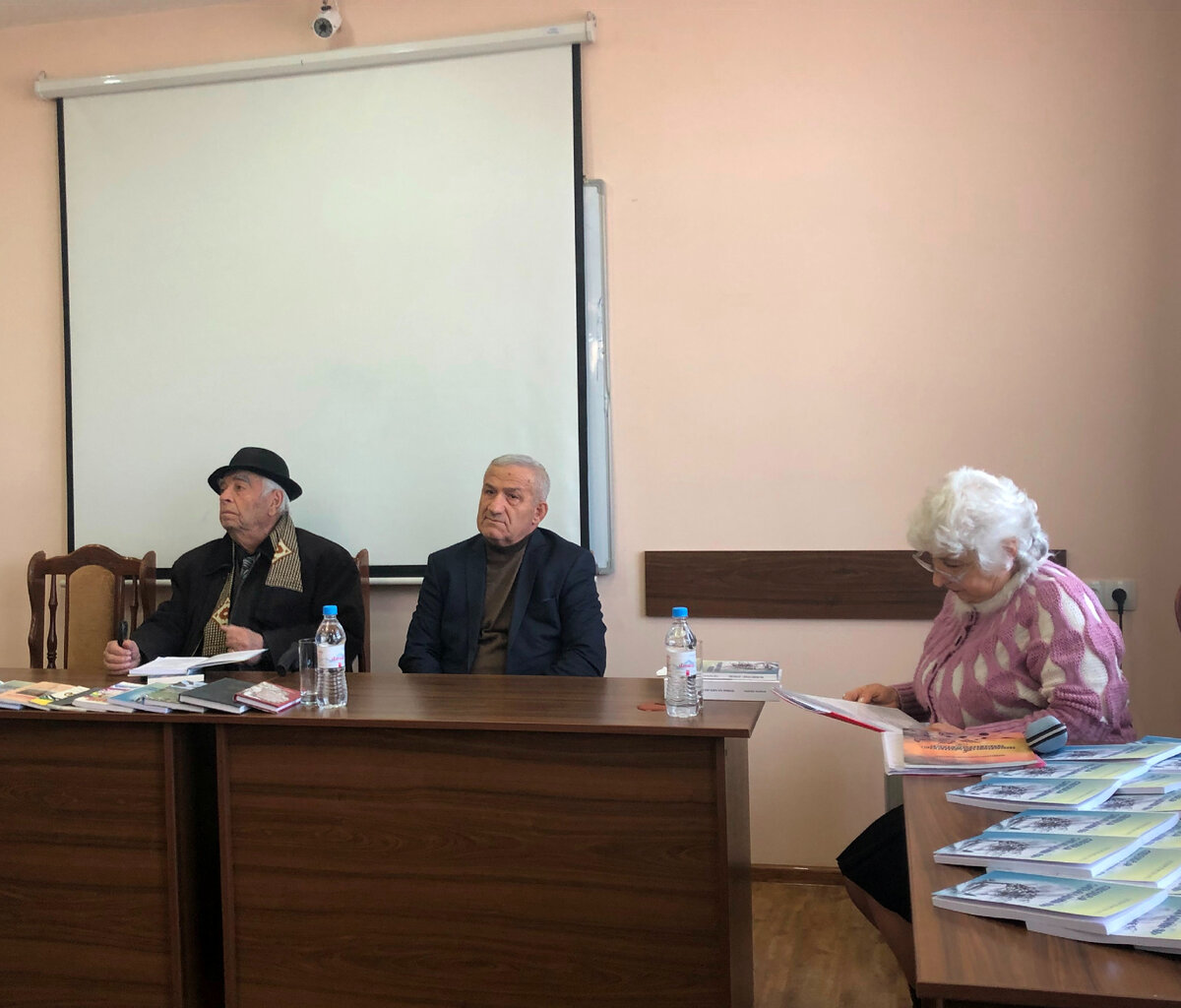 В столице Нагорного Карабаха - Степанакерте отметили 70-летие поэта Давида Микаеляна. Фоторяд