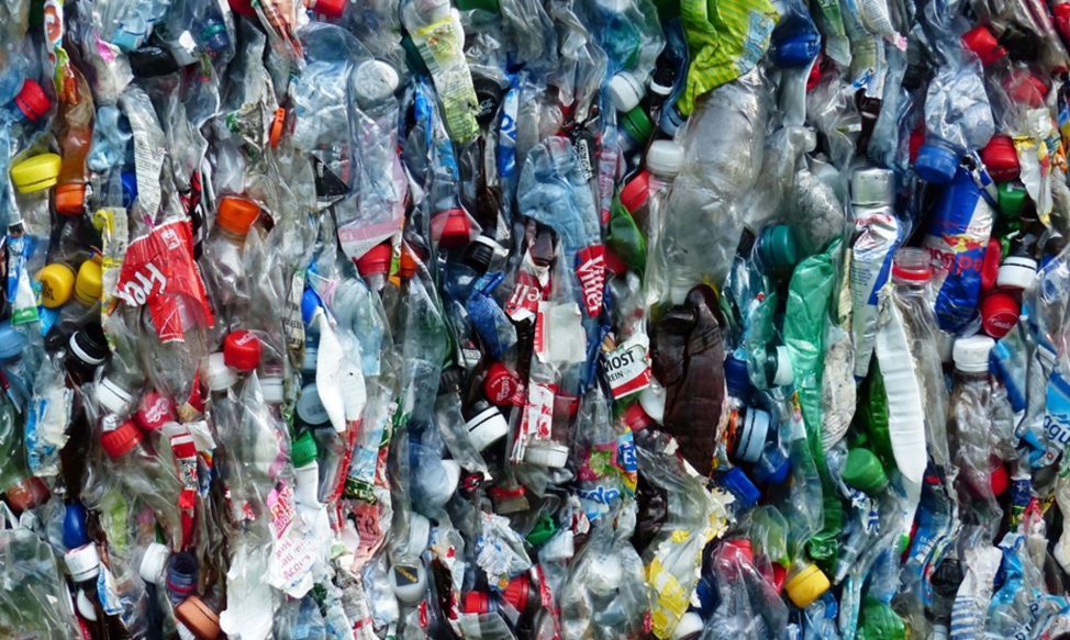 ПЭТ бутылки, которые перерабатываются в полиэстер