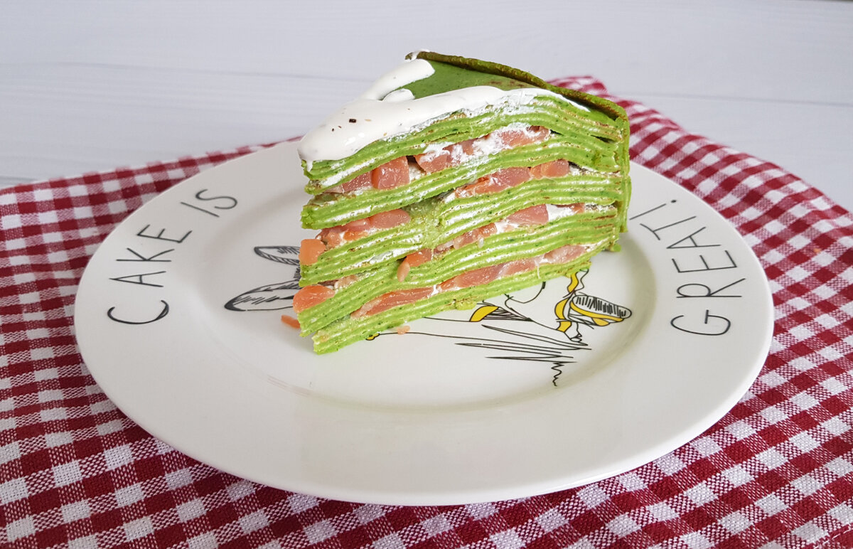Блинный торт с лососем и зеленью