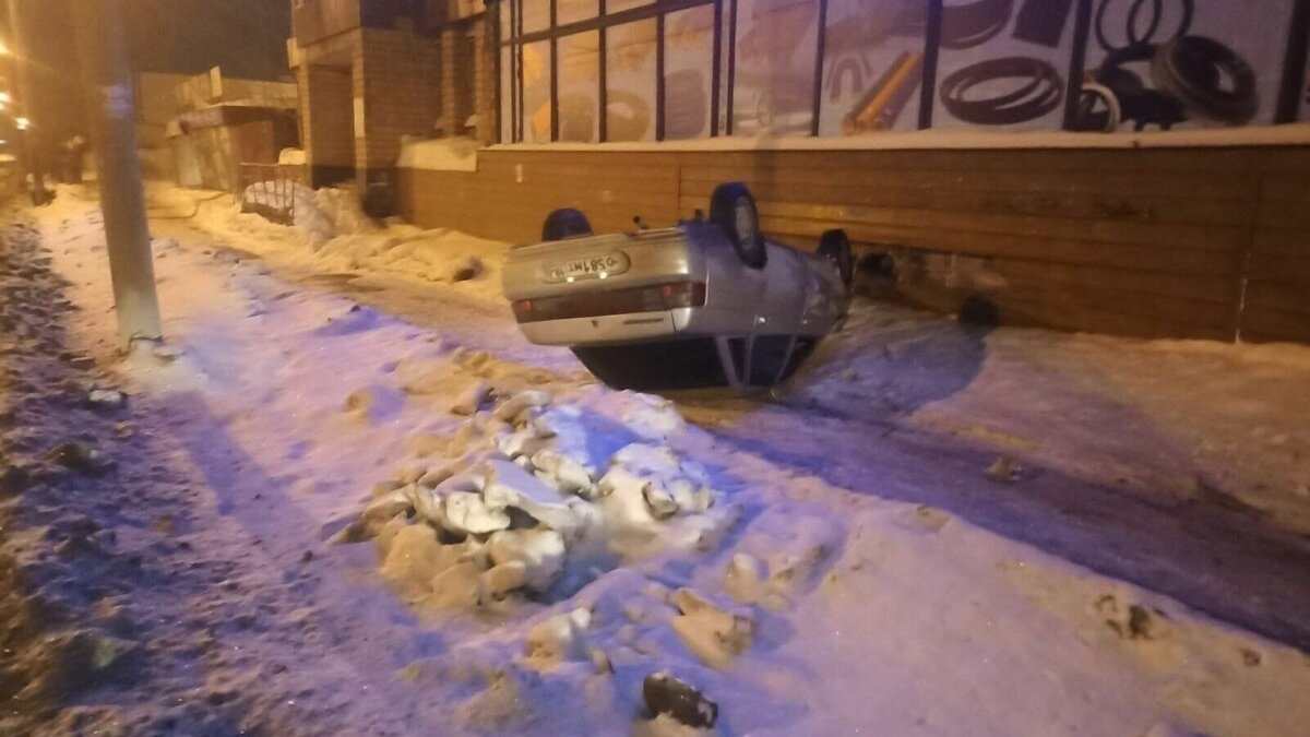     В Ижевске пьяный молодой человек допустил опрокидывание авто на улице Магистральной.