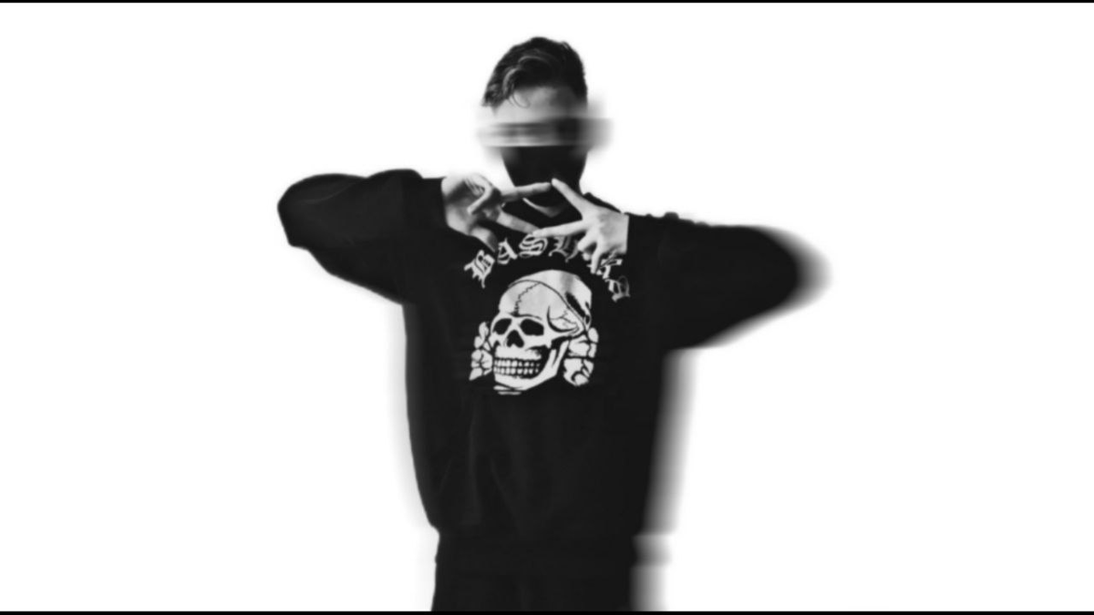 На фото изображён музыкальный исполнитель antrakttt.