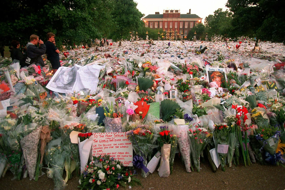 Похороны принцессы Дианы 1997. Похороны принцессы Дианы. Цветы принцессе Диане на похороны. Умершие 1997 году