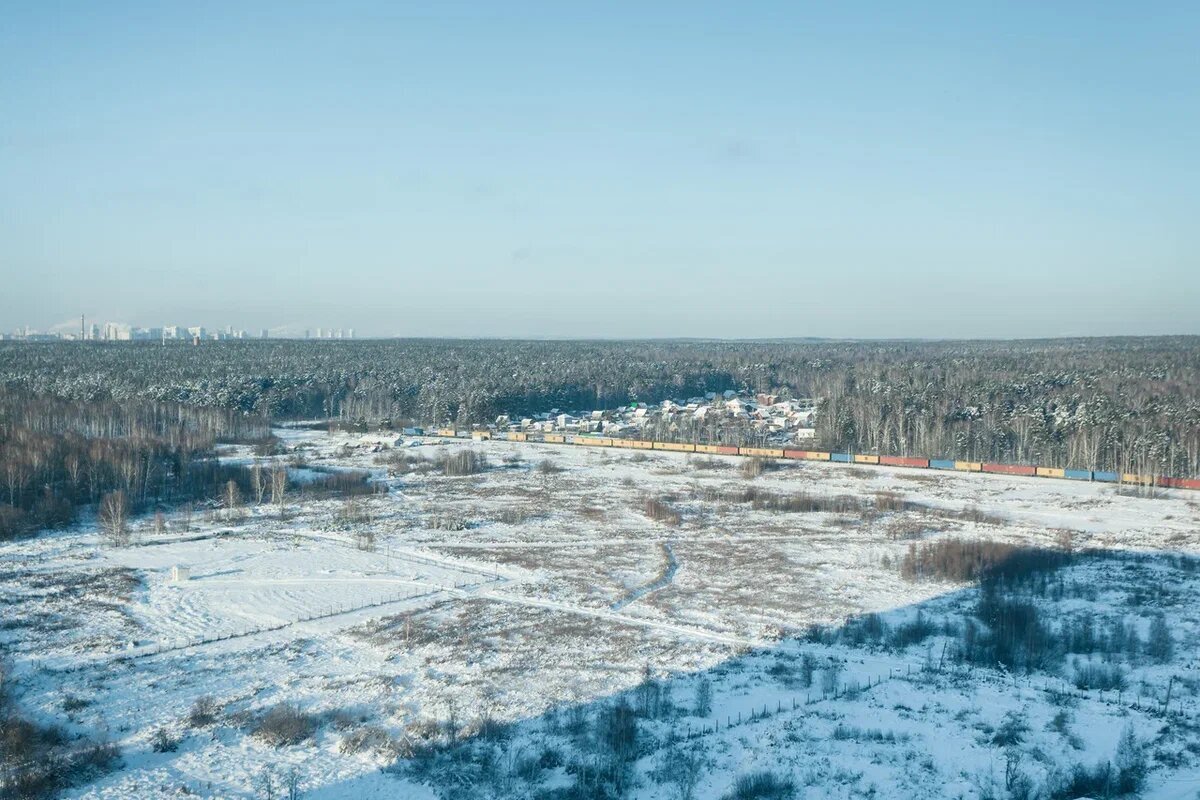 Здесь такой простор для прогулок, природа, лес, озеро!