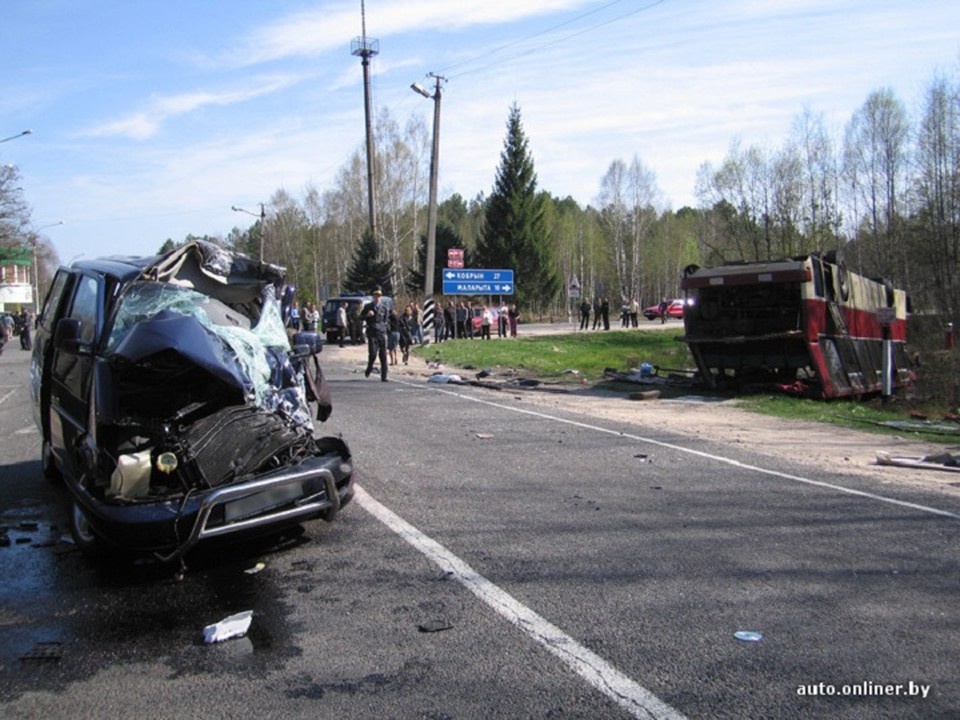     Водитель микроавтобуса не пропустил рейсовый автобус. Фото: архив auto.onliner.by