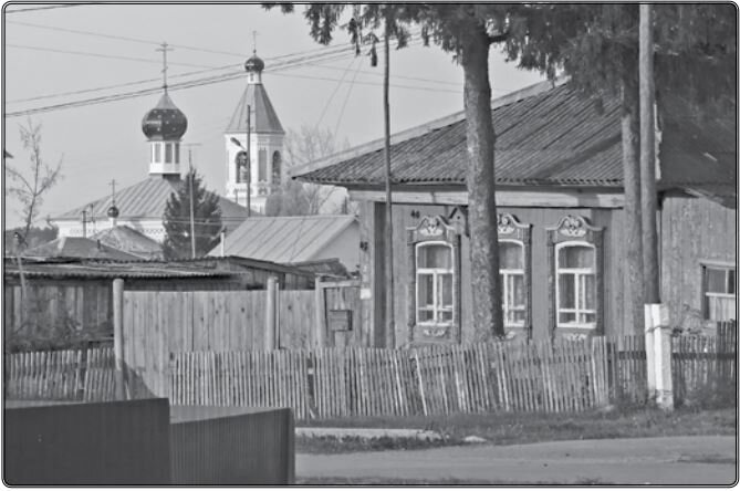 На центральной улице Суерки. Вид на кладбищенскую Серафимовскую церковь. Октябрь 2015 г. Фотография Г. А. Крамора.