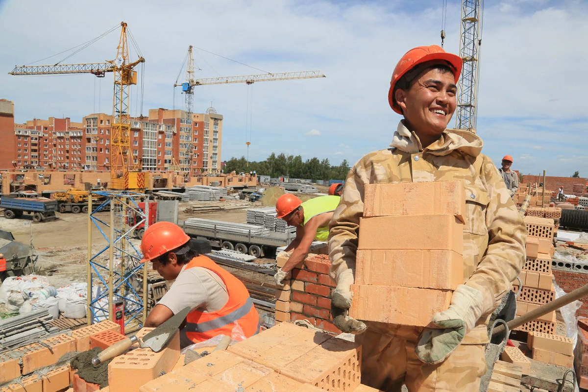 Астане работа для мужчин. Стройка. Казахстан стройка. Стройка и строители. Строители строят дом.