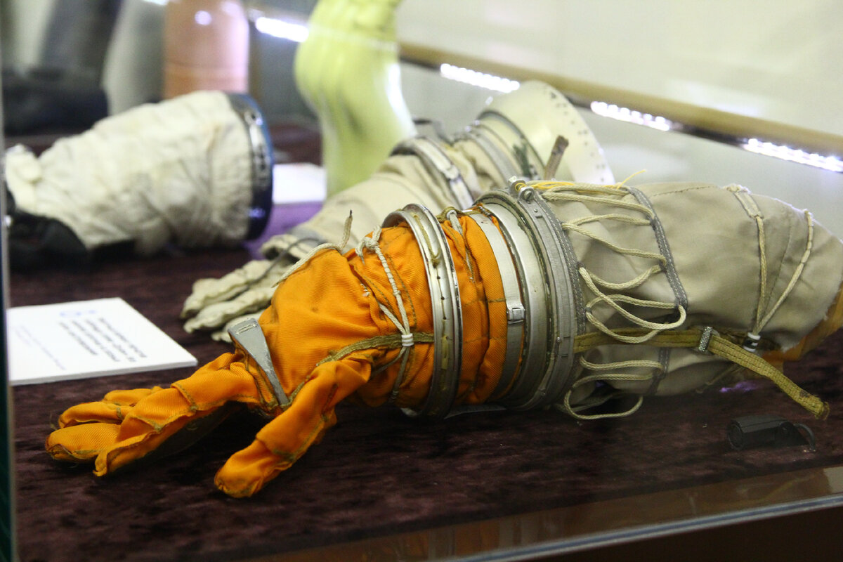 Экземпляры космических перчаток.