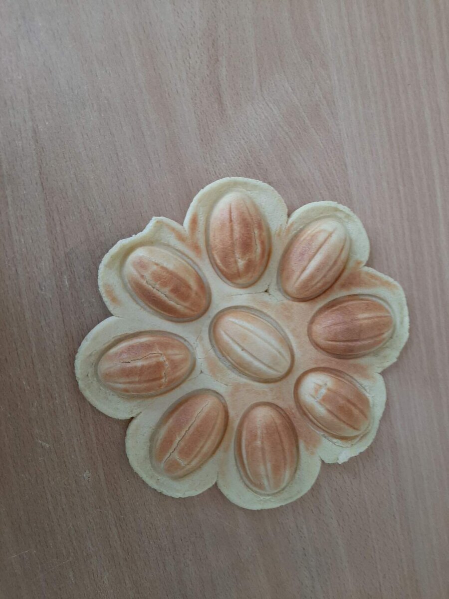 Орешки, снятые с орешницы